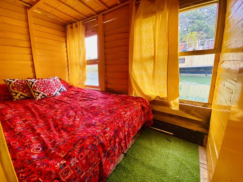 Torongo Bilas - The Family Houseboat